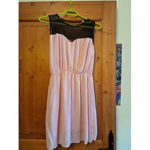 Robe De Cocktail Détail De Transparence Aux Épaules
