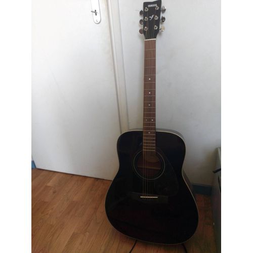 Vend Guitare Yamaha Bonne État Mais Manque La Dernière Corde Je Donne Deux Lot De Corde Avec La Guitare