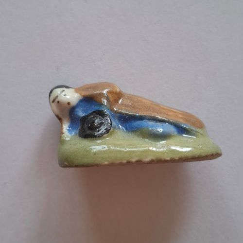 Fève - Santon - Crèche - Santon Personnage Dormeur Socle Vert