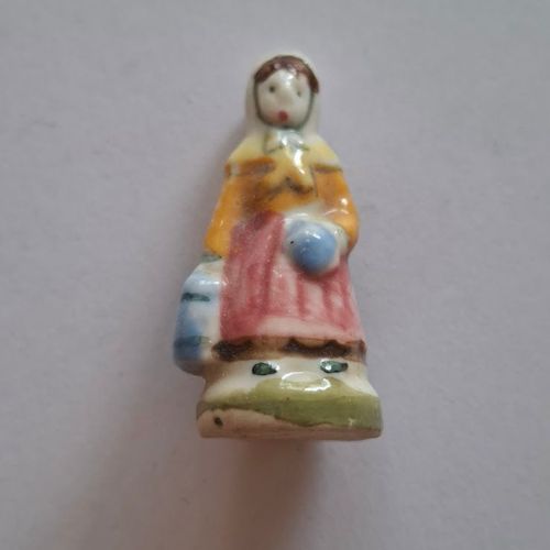 Fève - Santon - Crèche - Santon Personnage La Laitière Socle Vert