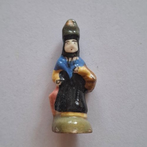 Fève - Santon - Crèche - Santon Personnage Femme Porteuse Panier Et Parapluie Socle Vert
