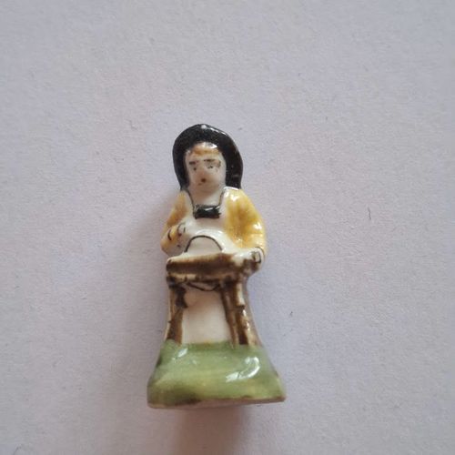 Fève - Santon - Crèche - Santon Personnage Homme Rémouleur Socle Vert