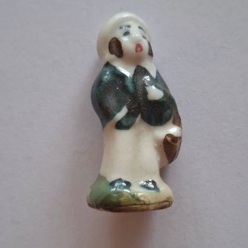 Fève - Santon - Crèche - Santon Personnage Homme Avec Un Sceau Ou Grand Sac Socle Vert