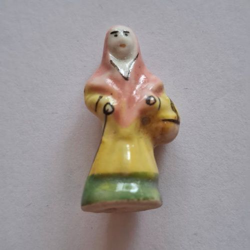 Fève - Santon - Crèche - Santon Femme Robe Jaune Foulard Rose Socle Vert Arguydal Lettre A Gravé