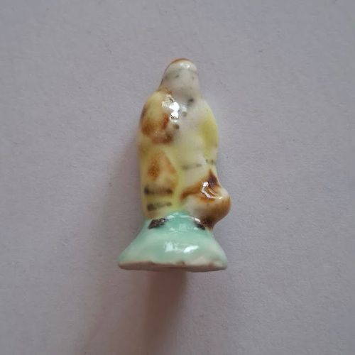 Fève - Santon - Crèche - Santon Femme Avec Son Panier Et Son Châle Socle Vert