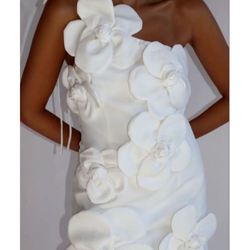 Robe De Cocktail Courte Ornée De Fleurs Très Belle Et Très Élégante. Disponible En Noir Et En Blanc.