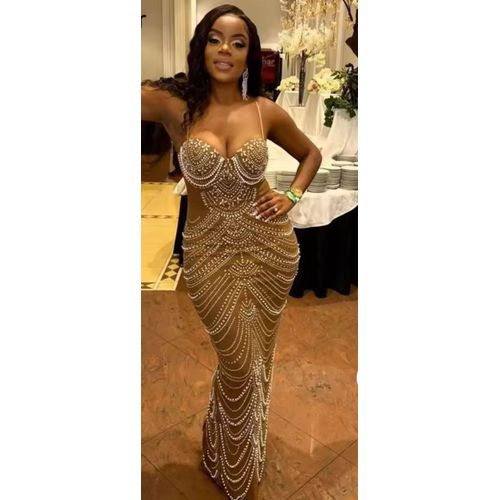 Robe De Soirée Moulante Et Longue Ornée De Perles Et De Strass. Disponible En Noir Et En Marron.