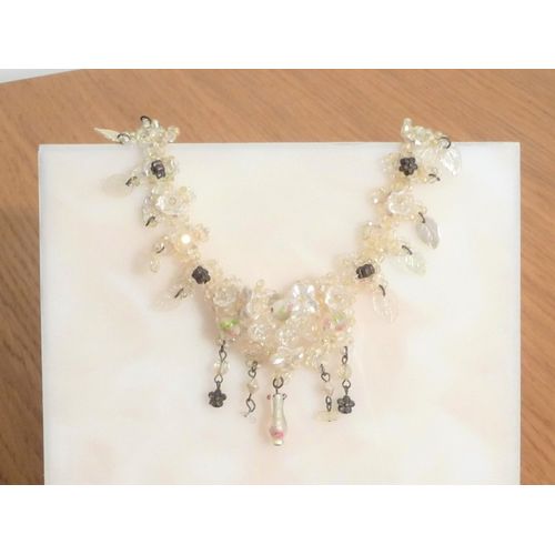 Collier Avec Perles En Plastique Blanc Sur Sa Chaine Double En Métal