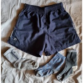Short Garçon 6-8 Ans. Marque Artengo. Couleur Bleu. Avec 3 Paires De Chaussettes 31 À 34/35 Dont La Paire Grise Pour Le Sport.