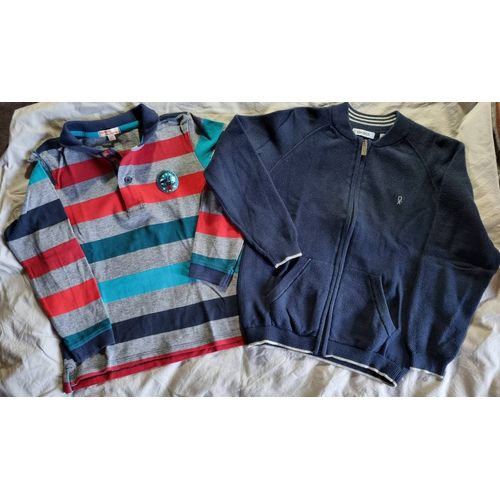 Polo Manches Longues Garçon 8 Ans Marque Du Pareil Au Même. Couleur Rayé Bleu. Et Gilet En Mailles Bleu Garçon 8 Ans. Marque Okaidi