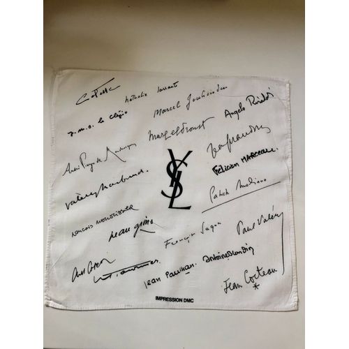 Yves Saint Laurent Petit Carre En Coton À Décor De Signatures D'artistes (35 Cm De Côté) Discrètes Salissures
