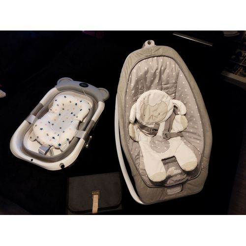 Lot Bébé: Baignoire Spacieuse De 0/3 Ans Extra Plate Pliée 7 Cm, Sonde Température, Coussin Confort/Transat Évolutif De 0 À 3 Ans Fixe Ou Bascule Vibre Musical/Matelas  Langer Voyage/Vêtements 6 Mois