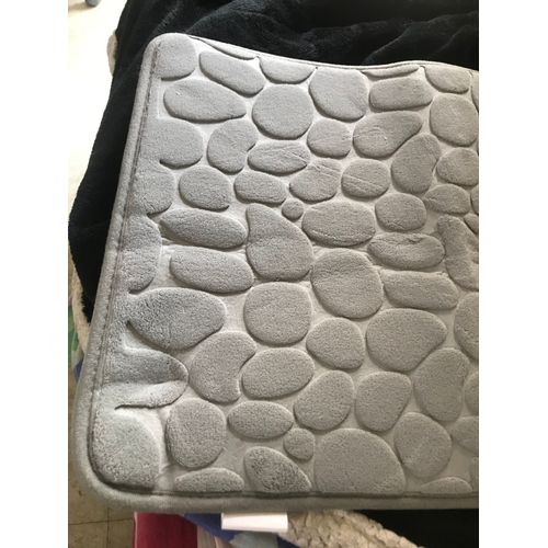 Tapis de bain gris à motif de pierre
