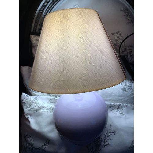 Petite Lampe De Chevet Ou De Bureau Mauve.
