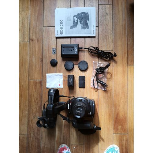 Canon EOS C100 8.3 Mpix + Objectif Canon Zoom lens EF-S 18-55mm + Objectif Canon Zoom lens EF-S 18-135mm) Noir