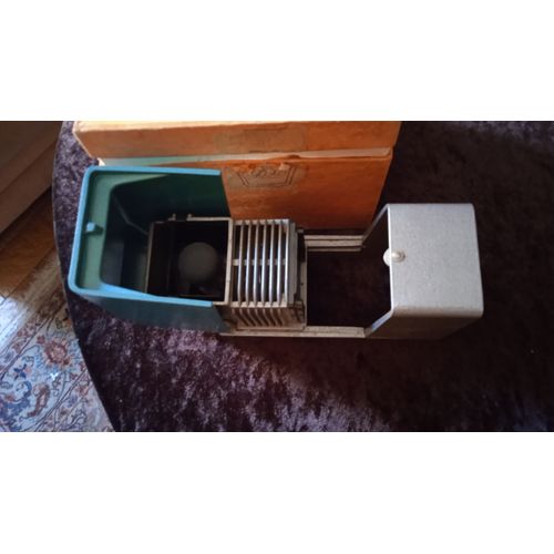 Projecteur de diapositives de marque soviétique Etude des années 1960 sans câble d'alimentation vendu comme objet de collection