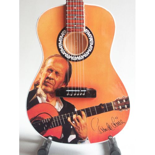 Guitare Miniature En Hommage À Paco De Lucia