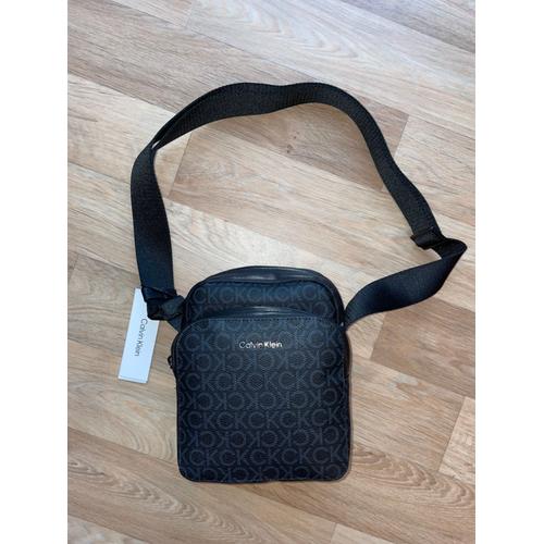 Sacoche Calvin Klein : Neuf avec étiquette jamais porté Avec sangle Crossbody réglable en longueur Poche principal, poche avant et compartiment pour téléphone portable Fermeture éclaire Motif imprimé