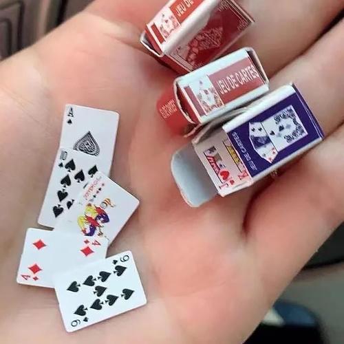 Steven Mini Poker - Jeu de Voyage de 54 Cartes, Poker Mignonne Mini Maison  de Poupée 1:12 Mini Poker Cartes à Jouer Décor à la Maison Jouets 3 Paires
