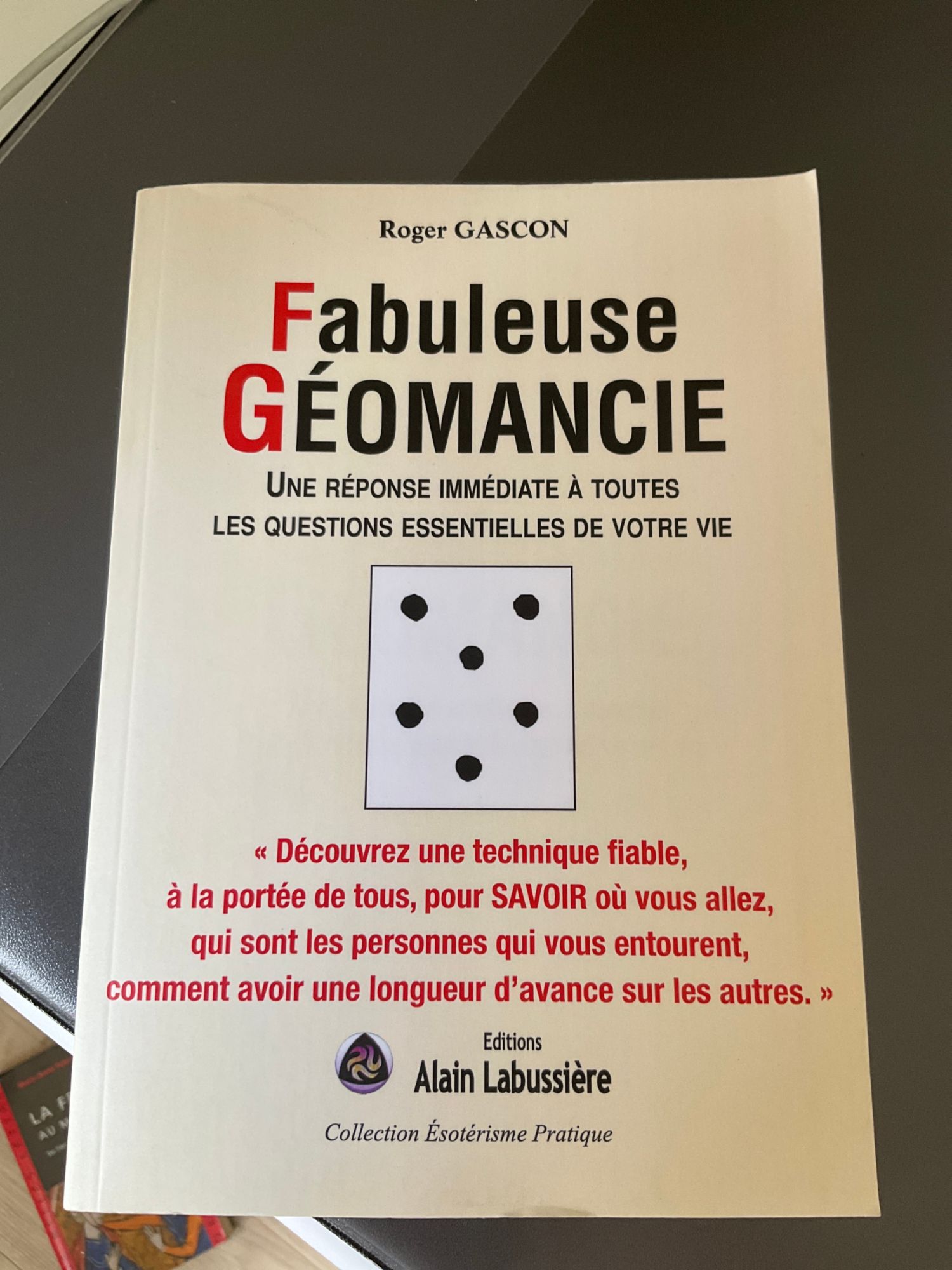 Fabuleuse Géomancie, Une Réponse Immédiate À Toutes Les Questions Essentielles De Votre Vie, Roger Gascon, Éditions Labussière, 2016.