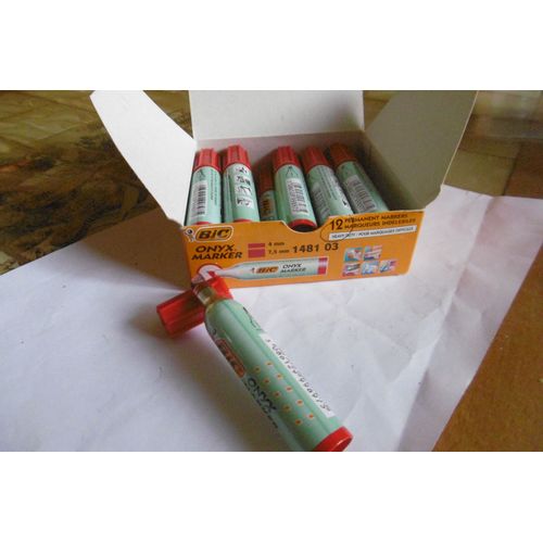 Marqueur Onyx Marker Permanent Pointe Biseautée Rouge Bic 1481 Boite De 12