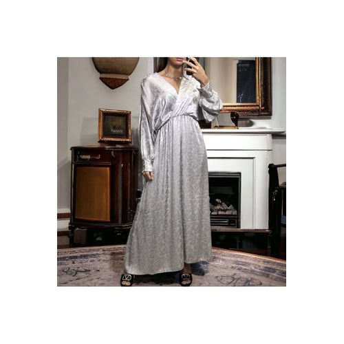 Longue Robe Cache Coeur Grise Matière Brillante À Motif