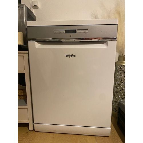 Vends Lave Vaisselle Powerclean whirlpool WFO3T123PF suite déménagement . Très bon état. 2 paniers + 1 tiroir spécial couverts. Panier supérieur réglable en hauteur. 10 programmes lavage.