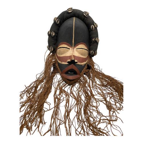 Masque africain en bois barbu avec corde et coquillages noir