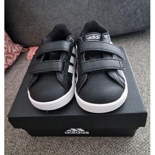 Baskets Adidas, Taille 19