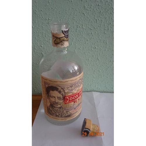 Bouteille Vide Pour Le Rhum Ou De Whisky Sur Fond Noir Avec La Réflexion  Banque D'Images et Photos Libres De Droits. Image 25904558