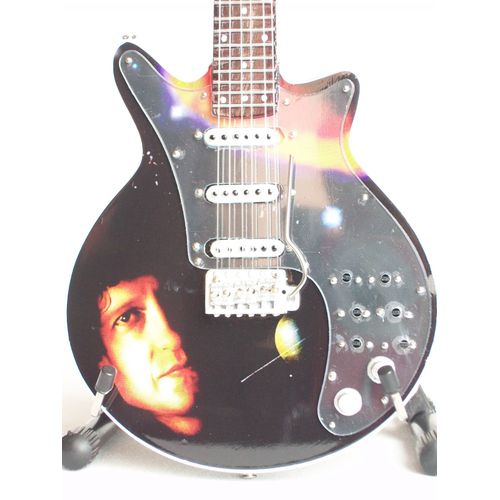 Guitare Miniature Brian May Astrophysicien Et Guitariste Du Groupe Queen