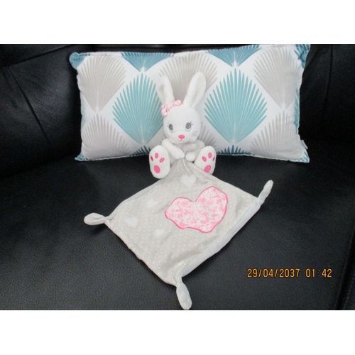 Doudou Lapin Blanc Et Rose Avec Son Mouchoir Imprimé Coeur Simba Toys Benelux