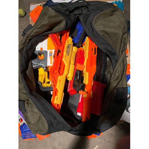 Lots Nerfs, Vend 100 Pièces De Nerfs Dont 40 Fusils Et Pistolets, 40 Accessoires, 20 Pochettes Et Porte Balle, Plus 200balles En Tout Genre.