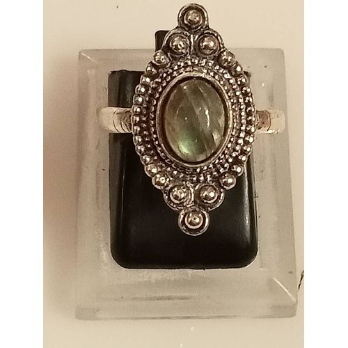 Bague Avec Un Cabochon De Labradorite, En Métal Argenté.