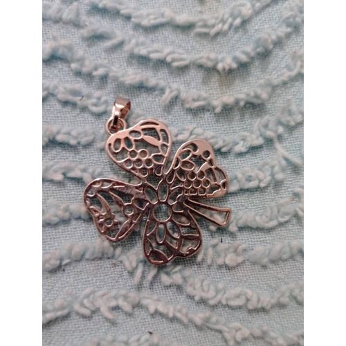 Pendentif En Métal Argenté Trèfle À 4 Feuilles.