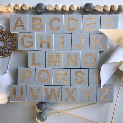 Cube avec lettres de l'alphabet pour decoratio