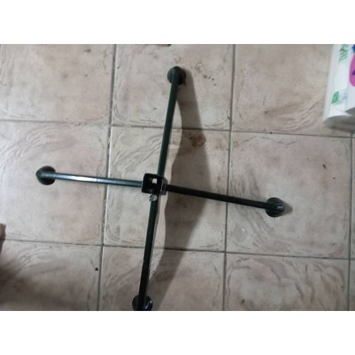 Support à quatre pieds en métal pour arbre de noël très solide et lourd  Avec vis de fixation