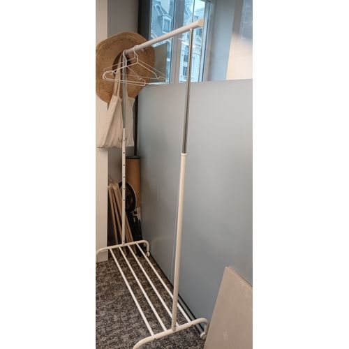 Portant À Vêtements À Roulettes En Fer Blanc, Reglable En Hauteur.
