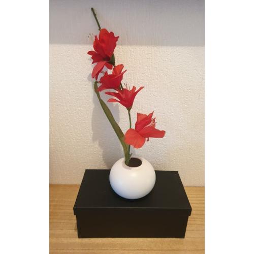 Vase Boule Zen Avec Fleurs Artificielles Rouges