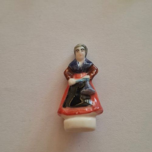 Fève Santon Porcelaine Brillante Femme Habit Robe Rouge Tablié Et Chale Bleu Ref%8