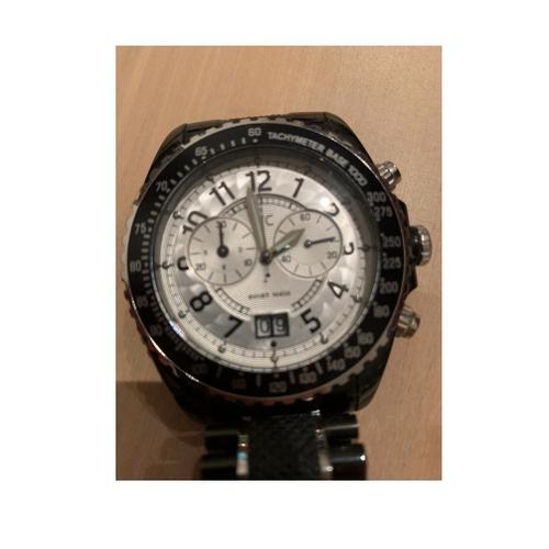 Montre Guess Collection Suisse Sport Chronographe Bracelet Boîtier Rond Acier Noir Verre Saphir Échelle Tachymétric Lunette Noire Cadran Argenté Affichage Analogique Index Noirs Dateur Quartz Qualité