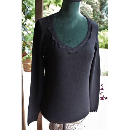 Pull Noir Lafayette Collection Avec Encolure V Bordèe D'une Fine Dentelle Et Bas Festonnè.Taille Étiquetèe:1.Mais 40.