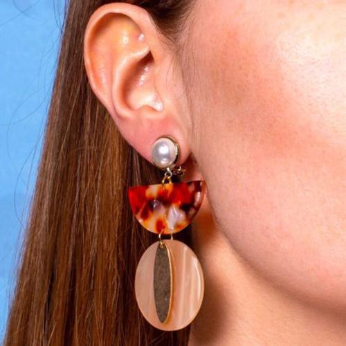 Boucles D'oreilles En Bakélite Rouge Brossé Sur Attache Bouton Nacre