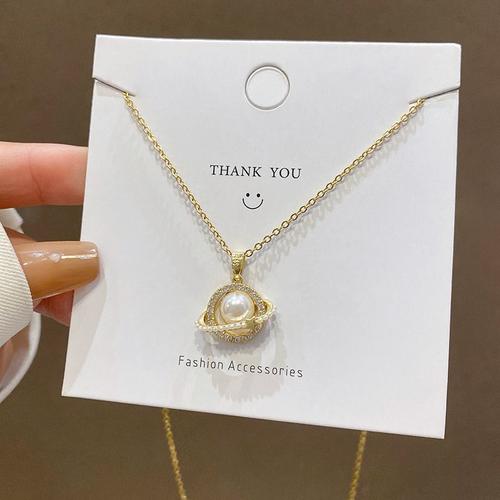 Corée Dongdaemun Titane Acier Planete Collier Femmes Rétro Super Fée Perle Zircon Pendentif Sens Avancé Versatile Bijoux-Sw-X731 Or