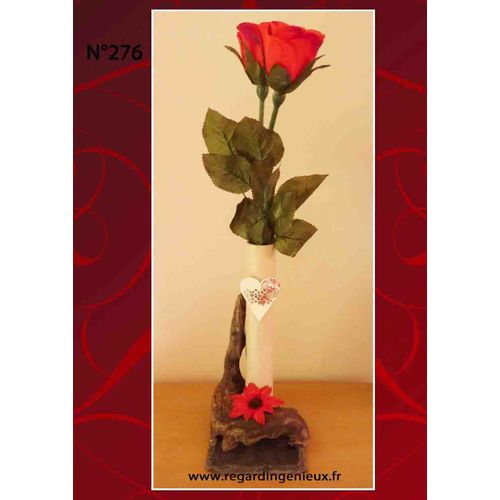 SOLIFLORE/VASE ROUGE BOIS FLOTTE N°276. FABRICATION ARTISANALE.  Dimension : Hauteur 25 cm X Largeur 10.5 cm x longueur 10 cm. Décoration rose rouge en tissu, un c?ur en boit peint.