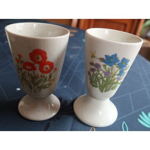 2 verres ou petits vases en céramique décorée