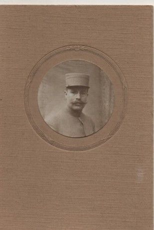 Photo Vintage Sur Carton 8 Cm X 12 Cm- Portrait De Militaire En Medaillon- Art-Photo - 3 Rue De Fleury - A Fontainebleau