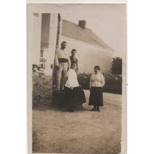 Photo 1918 " Les Proprietaires Exploitants Du Cafe De Saint Biez En Belin - 72 - Sarthe - Maître Et Maîtresse Maillard Et Leurs Deux Filles Germaine Et Marie Louise Dite Lily - Dimension 11 Cm X 7 Cm