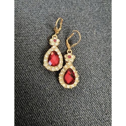 Boucles D'oreilles Dorées Avec Pierres Rouges Et Strass Scintillants