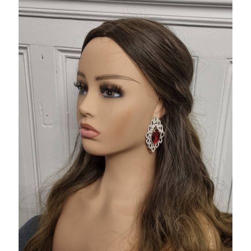 Boucles D'oreilles Dorées Avec Pierre Rouge Et Design Ajouré